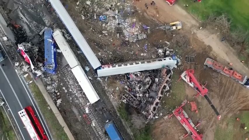 Letecké záběry: Následky nejtragičtější vlakové nehody v historii Řecka
